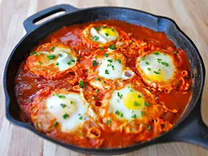 Shakshuka s feta sirom i đumbirom 