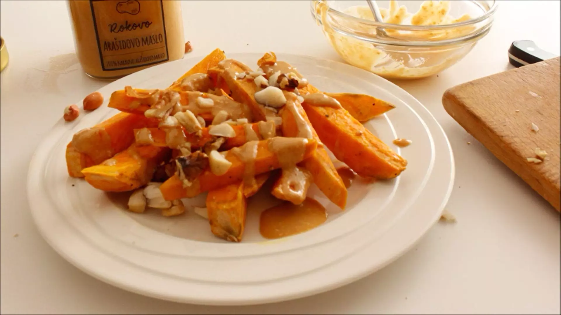 VIDEO: Slatki krumpir s preljevom od kikirikijevog maslaca
