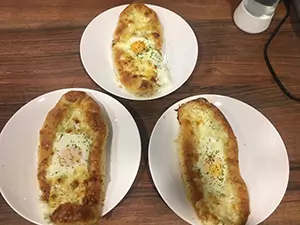 Khachapuri (Gruzijski kruh sa sirom)