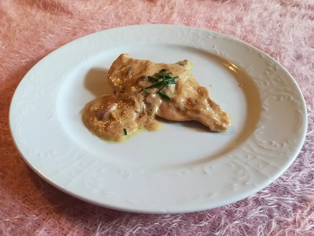 Pileći file u umaku od vrhnja i luka