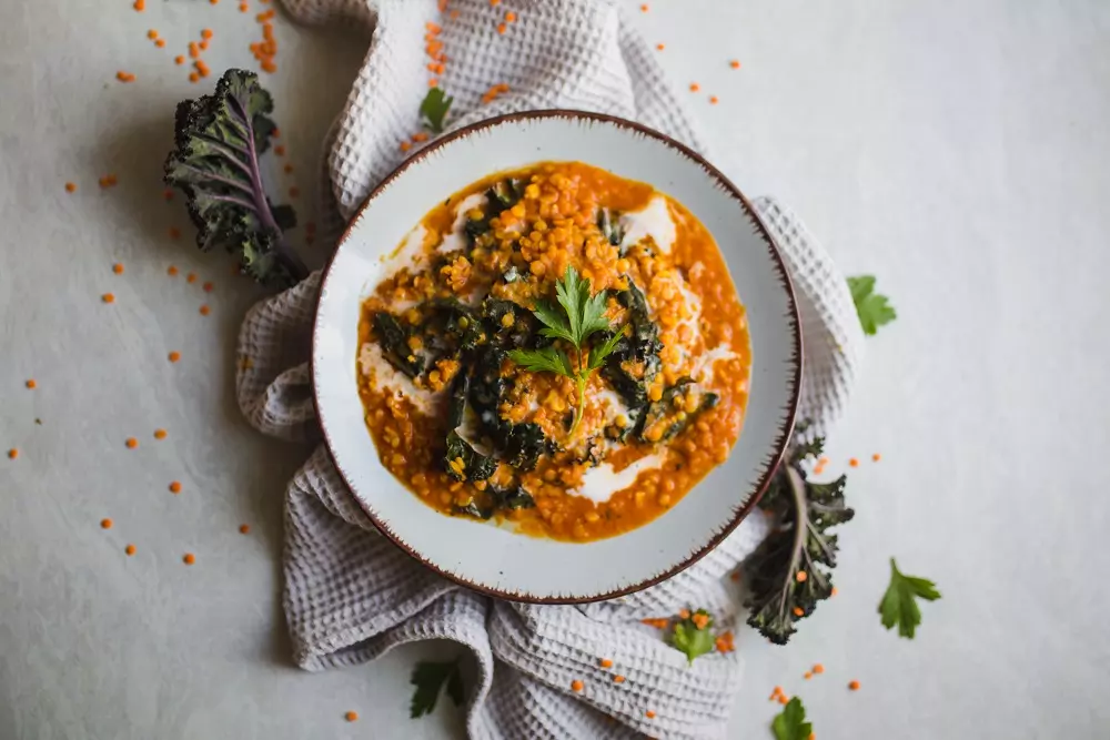 Bogati curry sa crvenom lećom i maslacem od badema