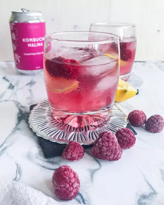 Pink gin sa kombuchom