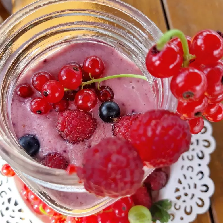 Proteinski smoothie s bananama i šumskim voćem 