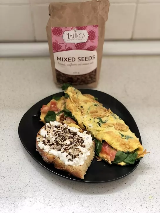 Omlet s integralnim kruhom, zrnatim sirom i sjemenkama