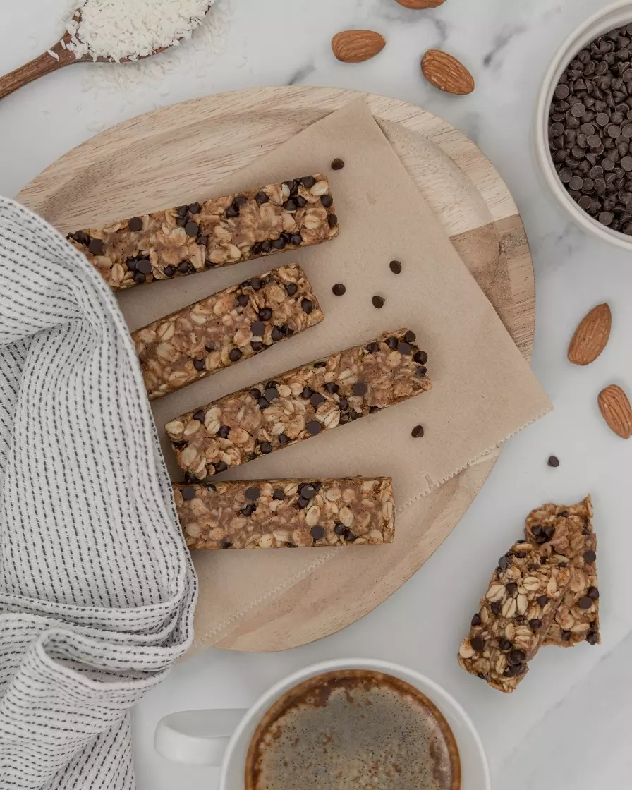 Domaće granola pločice s bademima i čokoladom