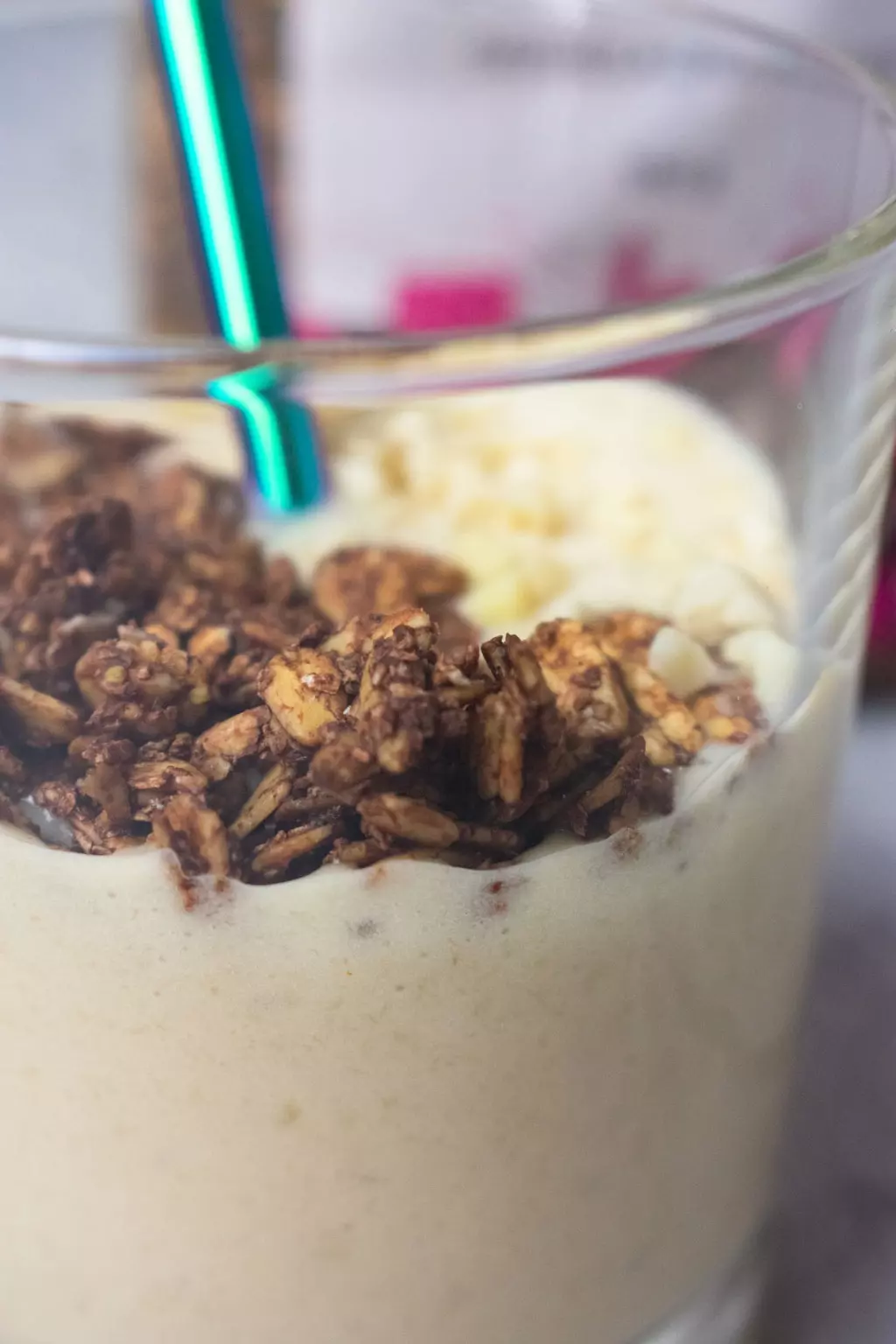 Snickers smoothie s hrskavom granolom