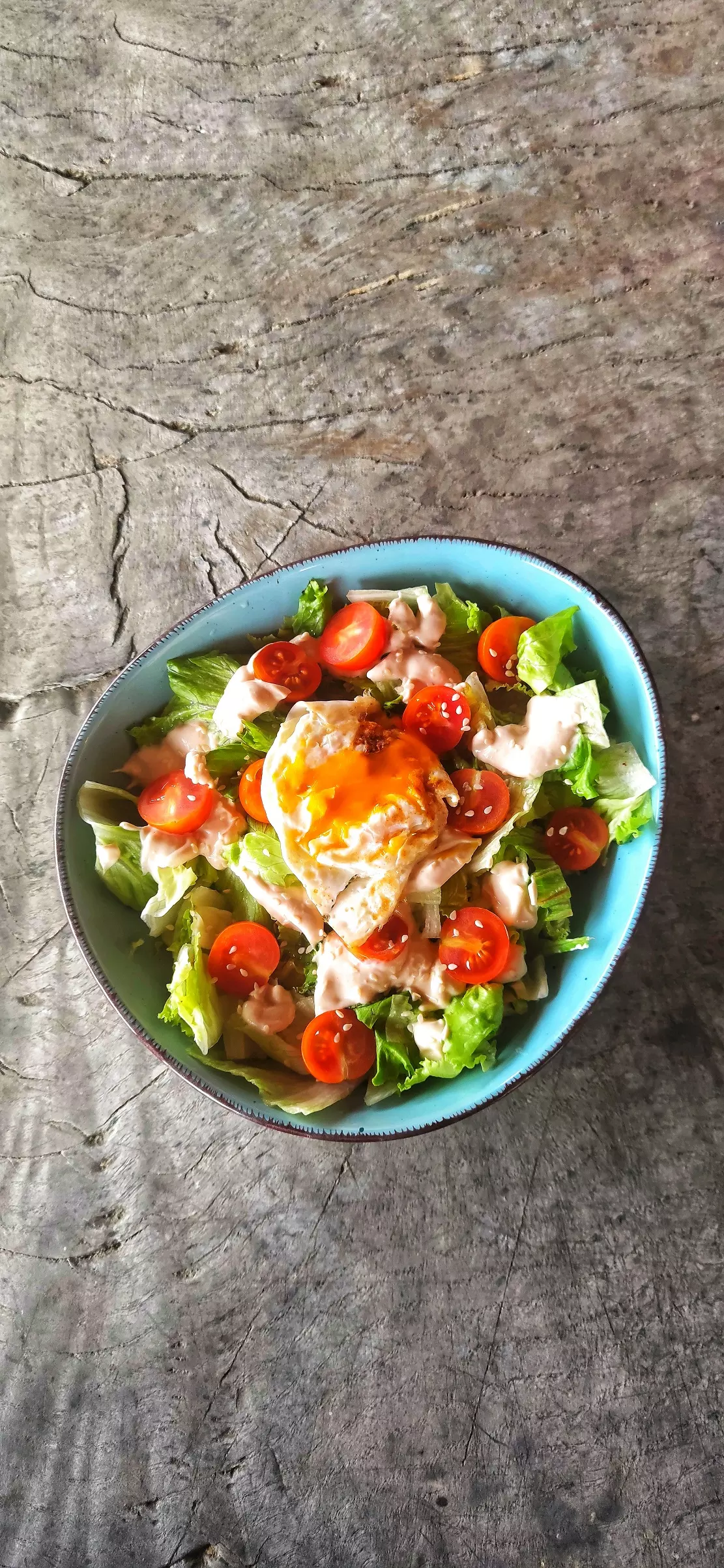 Salata s preljevom od kikiriki maslaca