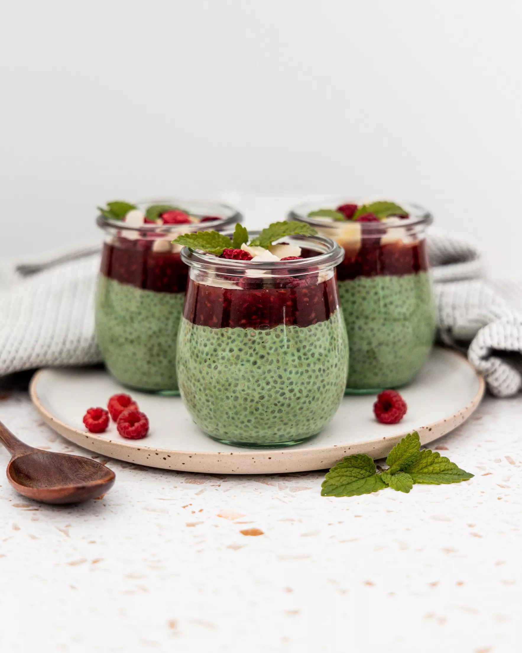 Veganski chia puding s malinama i matchom