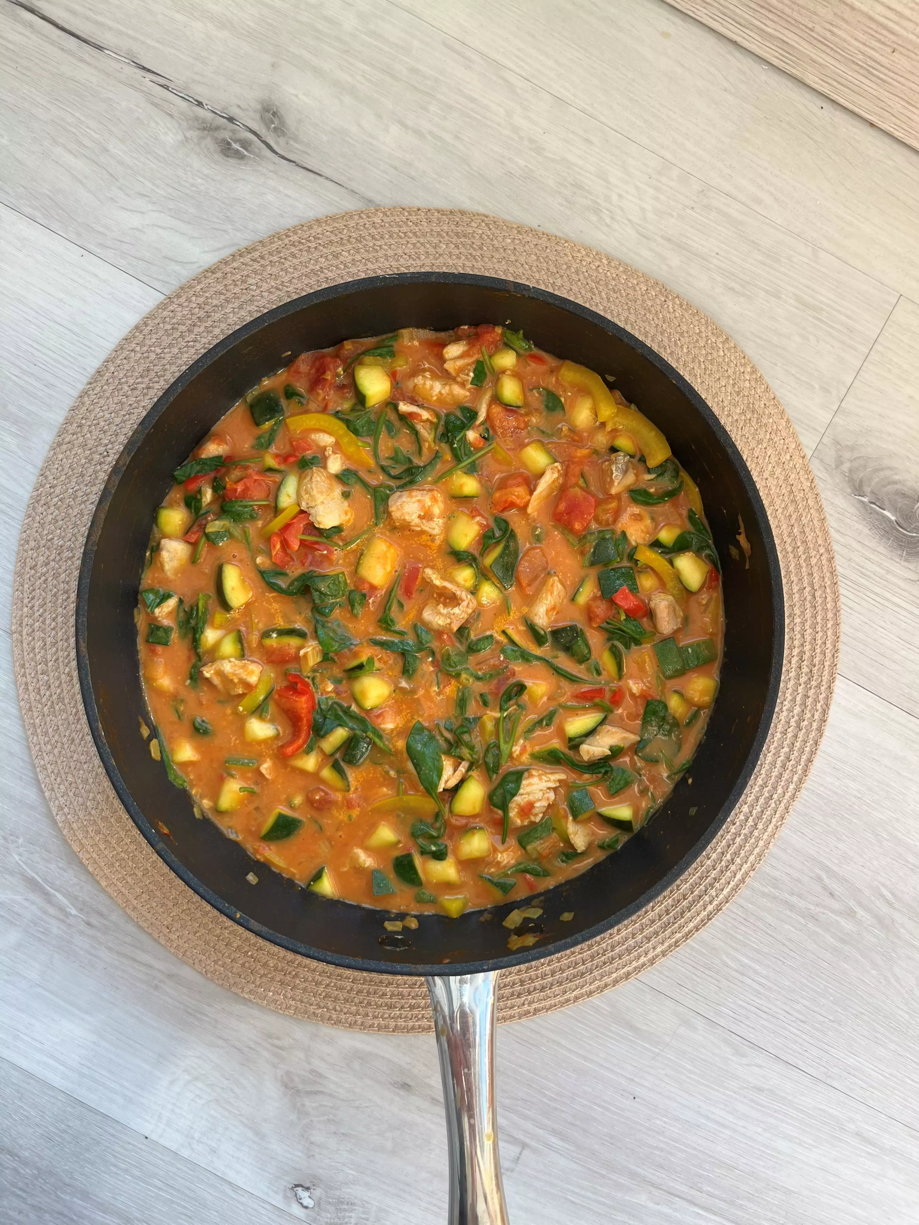 Povrtni curry s lososom