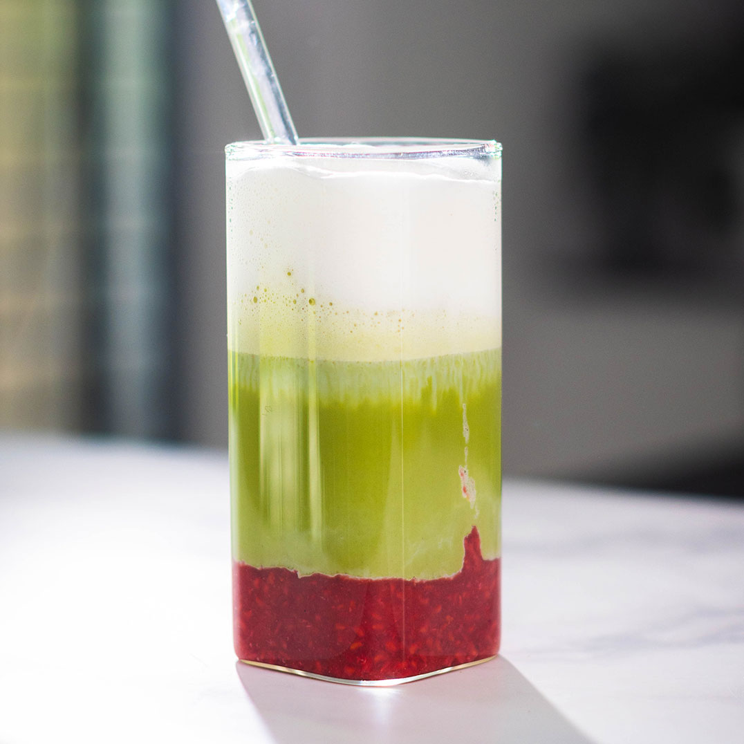 Matcha latte s malinama