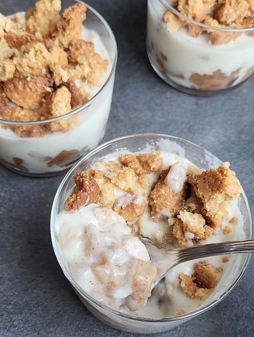 Lončići od jabuka s kremom od vanilije i mrvicama