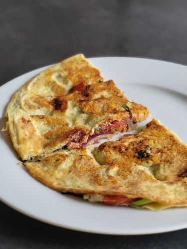 Omlet s pestom i sirom