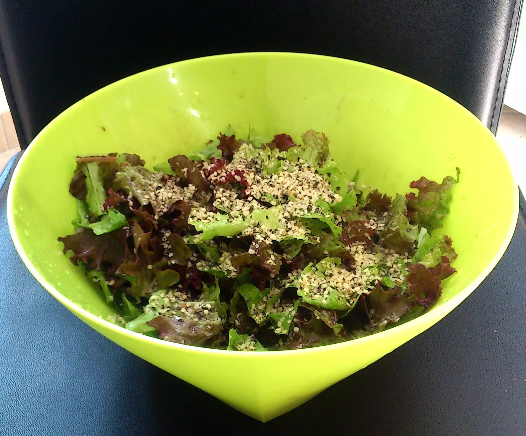 Salata s konopljinim sjemenkama