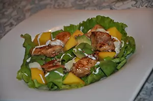 Salata s piletinom, mangom i avokadom