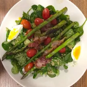 Salata sa šparogama i tunjevinom
