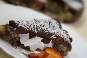 VIDEO: Božanstvena sirova torta s jagodama i bananom