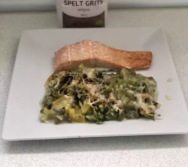 Nabujak od pirovog griza i povrća s fileom lososa i salatom