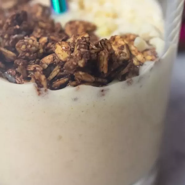 Snickers smoothie s hrskavom granolom