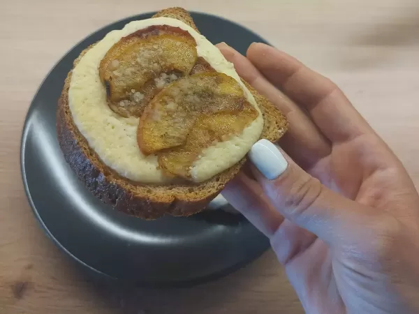 Slatki tost s breskvama