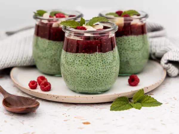 Veganski chia puding s malinama i matchom