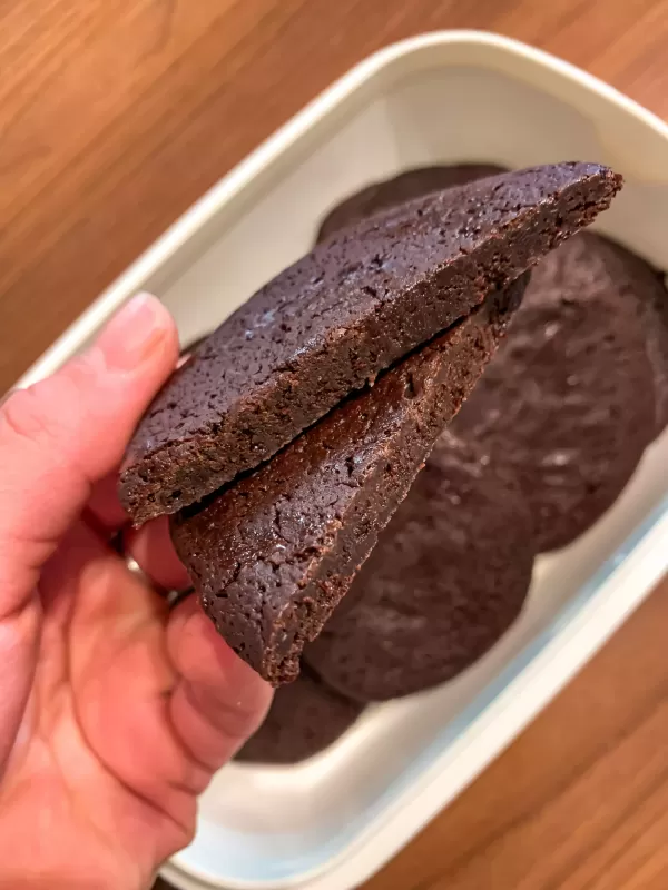 VIDEO: Čokoladni keksi s malinom bez brašna
