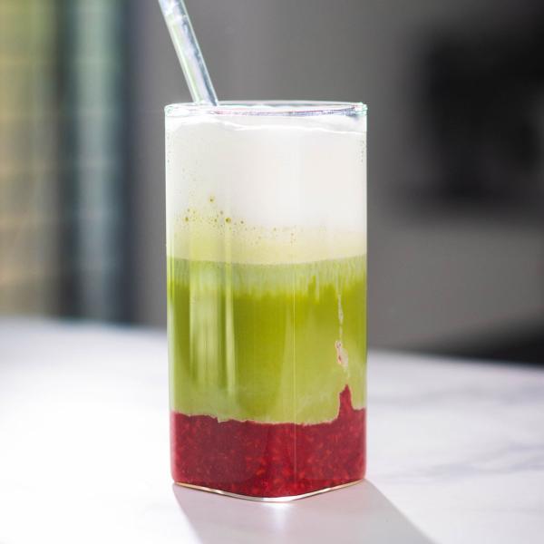 Matcha latte s malinama