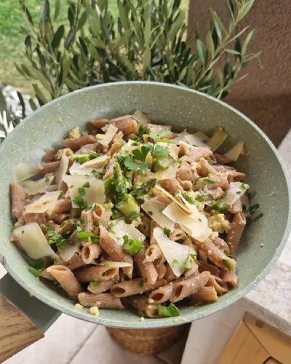 Tjestenina penne sa šparogama, pršutom i jajima