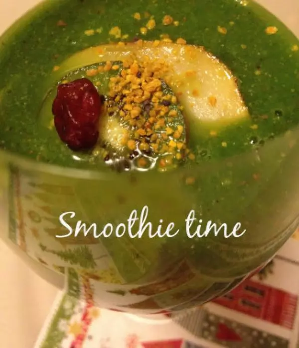 Zeleni smoothie s kruškom, kivijem i suhim brusnicama